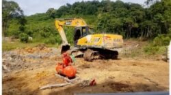 Excavator Diduga Terkait PETI Diamankan, Polsek Sekayam Bungkam
