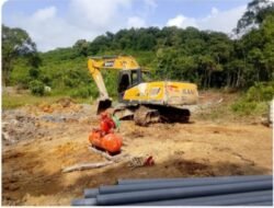 Excavator Diduga Terkait PETI Diamankan, Polsek Sekayam Bungkam